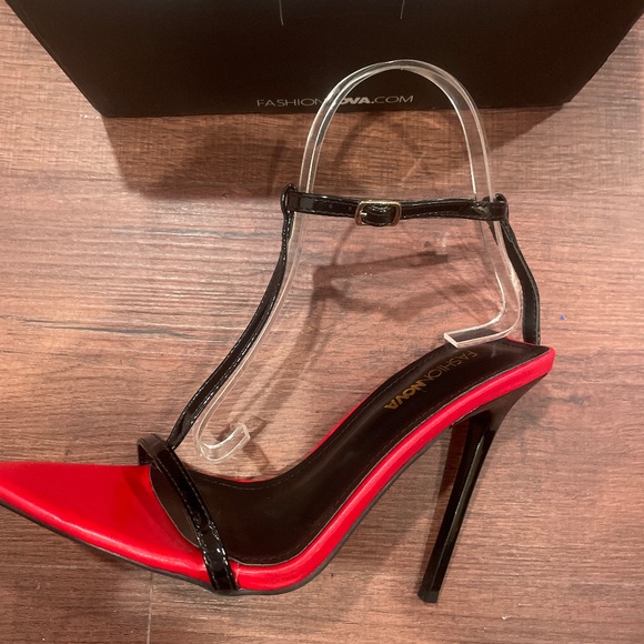NEW LAST CHANCE FASHION NOVA Black T Strap Heels - Picture 1 of 2